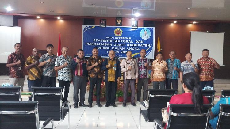 Pose-bersama-peserta-pada-acara-penyerahan-penghargaan.jpg