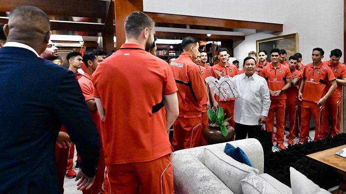 Pose-para-pemain-Timnas-Indonesia-saat-diundang-Presiden-Prabowo-Subianto.jpg