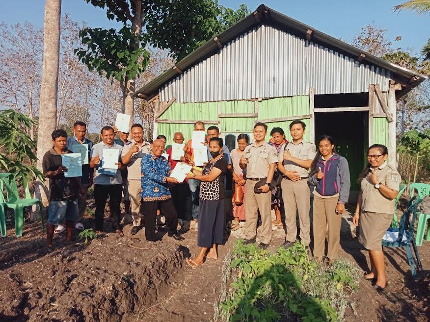Pose-penyerahan-serifikat-tanah-oleh-Kepala-Kantor-ATRBPN-Kabupaten-Timor-Tengah-Utara.jpg