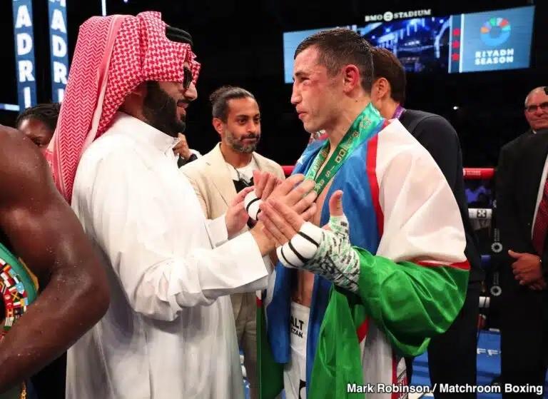 Pose-suasana-saat-pertarungan-Terence-Crawford-vs-Israil-Madrimov.jpg