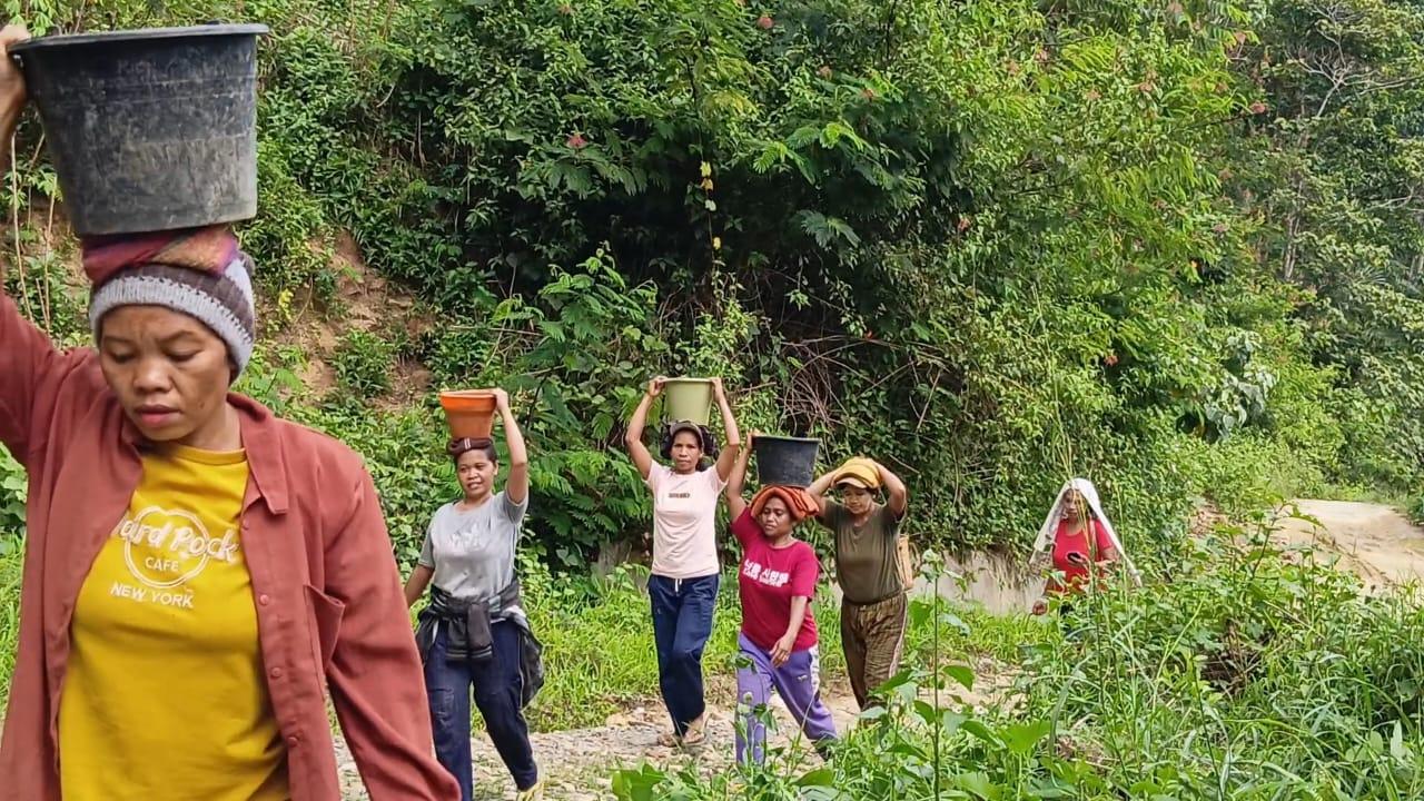 Potret-ibu-ibu-pikul-pasir-menggunakan-ember-dari-kali-untuk-menambal-jalan-rusak.jpg