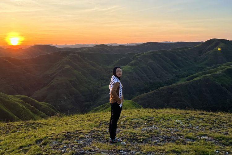 Potret-wisatawan-melihat-sunrise-di-Bukit-Tanarara-Sumba-Timur-1.jpg