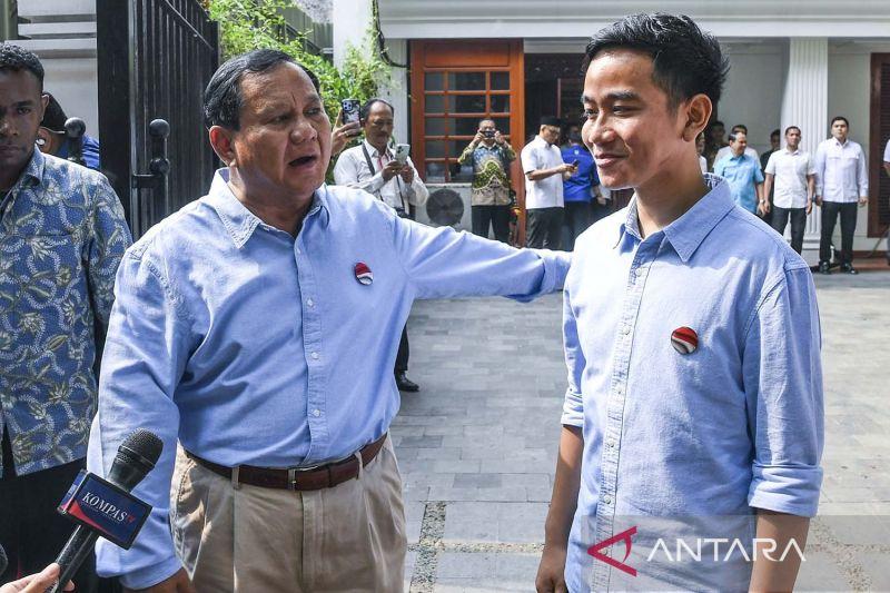 Warna Baru Duet Prabowo Gibran, Pilih Baju Biru Muda Saat Daftar Capres Cawapres ke KPU