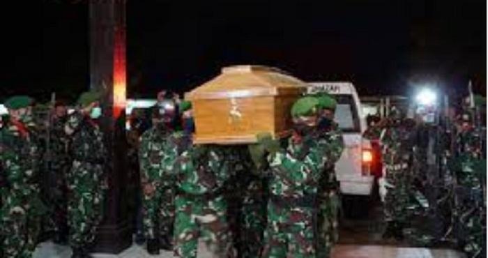 Prajurit-TNI-mengusung-jenazah-prajurit-tni-yang-ditembak-KKKB.jpg