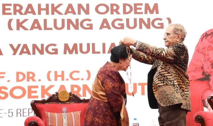 Gelar Grande Colar da Ordem de Timor Leste untuk Megawati Soekarnoputri - Pos-kupang.com