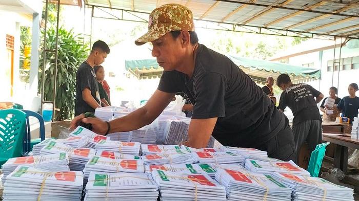 Proses-pengepakan-surat-suara-dan-alat-kelengkapan-pemilu-di-Kantor-KPU-Sikka.jpg