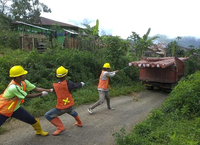 Proses-persiapan-pemasangan-tiang-listrik.jpg
