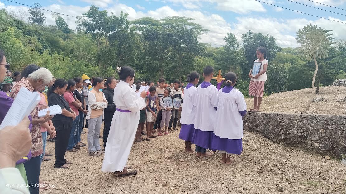 Jalan Salib di Kuasi St. Vinsensius Nonohonis, Anak-anak Sekami Jadi Titik Perhentian