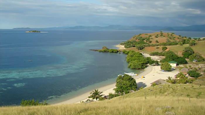 Pulau-Seraya-di-Kabupaten-Manggarai-Barat-Nusa-Tenggara-Timur.jpg