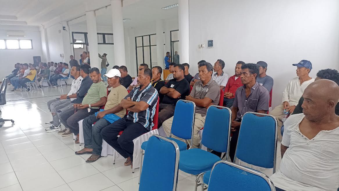 Puluhan-nelayan-yang-tergabung-dalam-Aliansi-Nelayan-Teluk-Lewoleba.jpg
