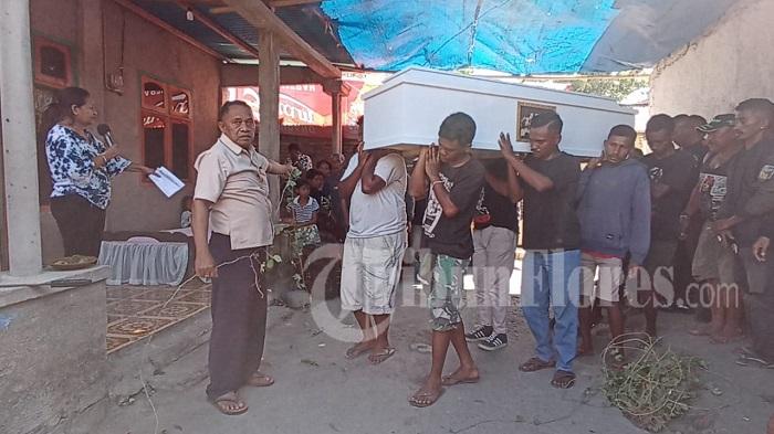 Puluhan-remaja-tengah-mengusung-peti-jenazah-Apridus-Mado.jpg