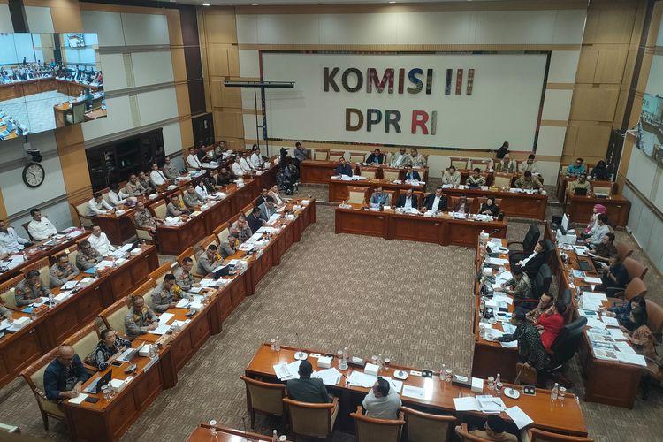 RDP-Komisi-III-DPR-RI-dengan-Kapolda-NTT-dan-Kapolda-Sulteng-pada-Senin-28-Oktober-2024.jpg