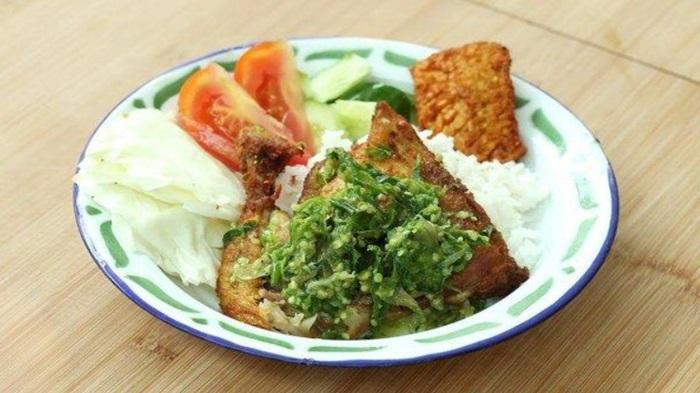 Resep Makanan, Ayam Geprek Sambal Ijo yang Menggugah Selera, Pedasnya Menggigit dan Bikin Ketagihan