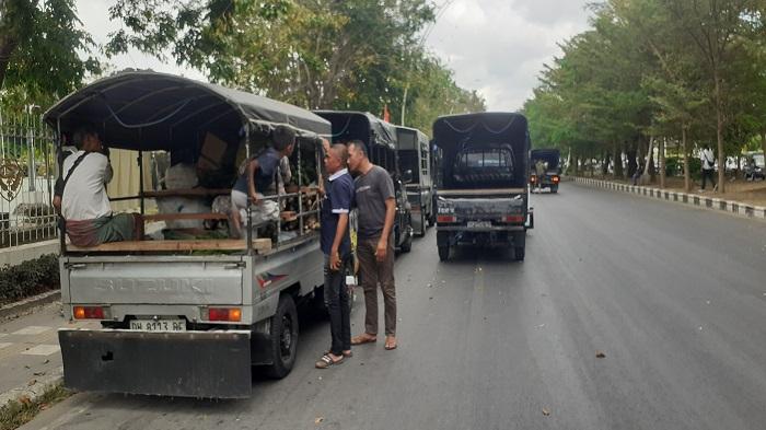 Ratusan-sopir-mobil-pikap-yang-tergabung-dalam-Komunitas-Pikap-Kupang.jpg