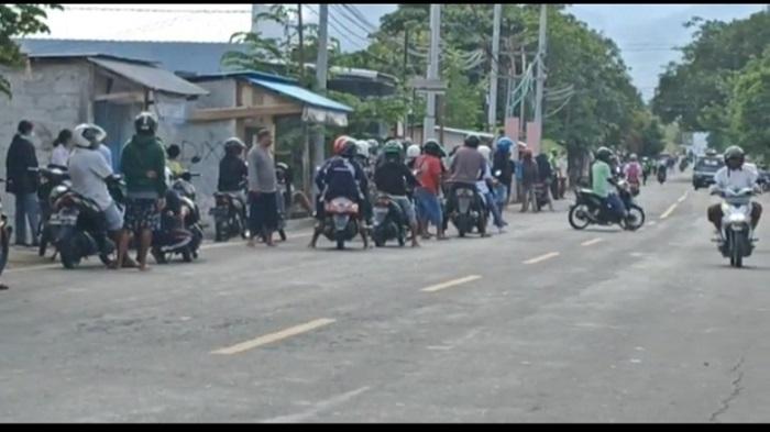 Ratusan-warga-Kota-Maumere-melihat-aksi-kejar-kejaran-polisi-dengan-warga.jpg