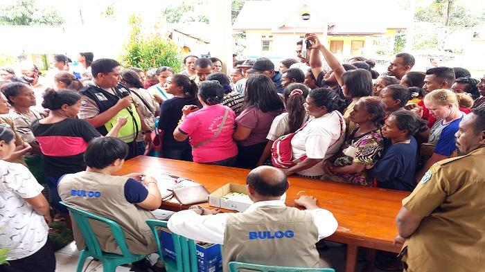 Antri Beras Murah, Warga Flores Timur Serbu Kantor Camat Wulanggitang