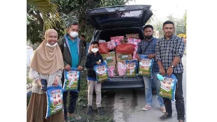 Rektor Unimof Serahkan Bantuan Keperluan Pengungsi Erupsi Gunung Lewotobi di Flores Timur