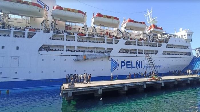 Ribuan-penumpang-membludak-di-Pelabuhan-Laurentius-Say-Maumere-Kabupaten-Sikka.jpg