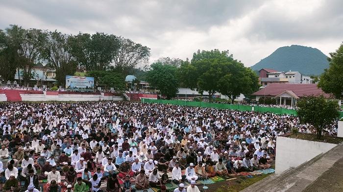 Ribuan-umat-Islam-di-Kota-Ende-mengikuti-pelaksanaan-sholat-Idul-Adha.jpg