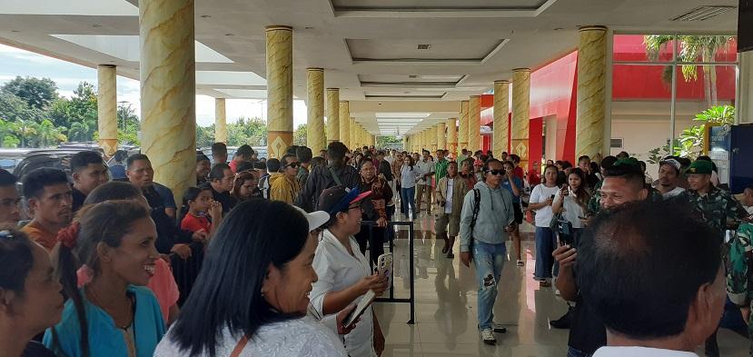 Ribuan Warga dari Tiga Kabupaten di Pulau Sumba Padati Bandara Tambolaka