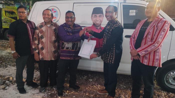 Richard Riwoe Bantu Mobil Ambulans Bagi Jemaat dan Warga NTT