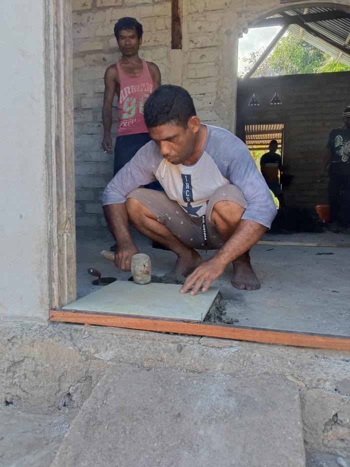 Kades Bouweli Alor Targetkan Rumah Warga Beratap Seng dan Lantai Keramik