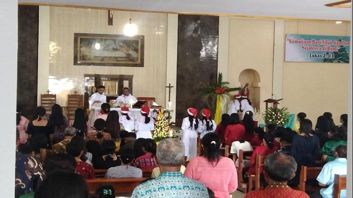 Romo-Sintus-Efi-Pr-saat-memberi-khotbah-di-Gereja-Katolik-Kristoforus-Matani-Kabupaten-Kupang.jpg