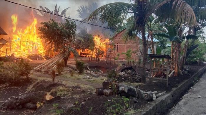 Rumah-warga-terbakar-dalam-perang-tanding-antara-warga-Desa-Bugalima-dan-Ilepati-ADONARA.jpg