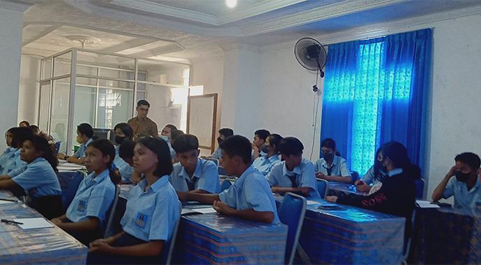 Dosen Ilmu Komunikasi FISIP Undana Kupang Kunjungi SMA Kristen Mercusuar Kupang