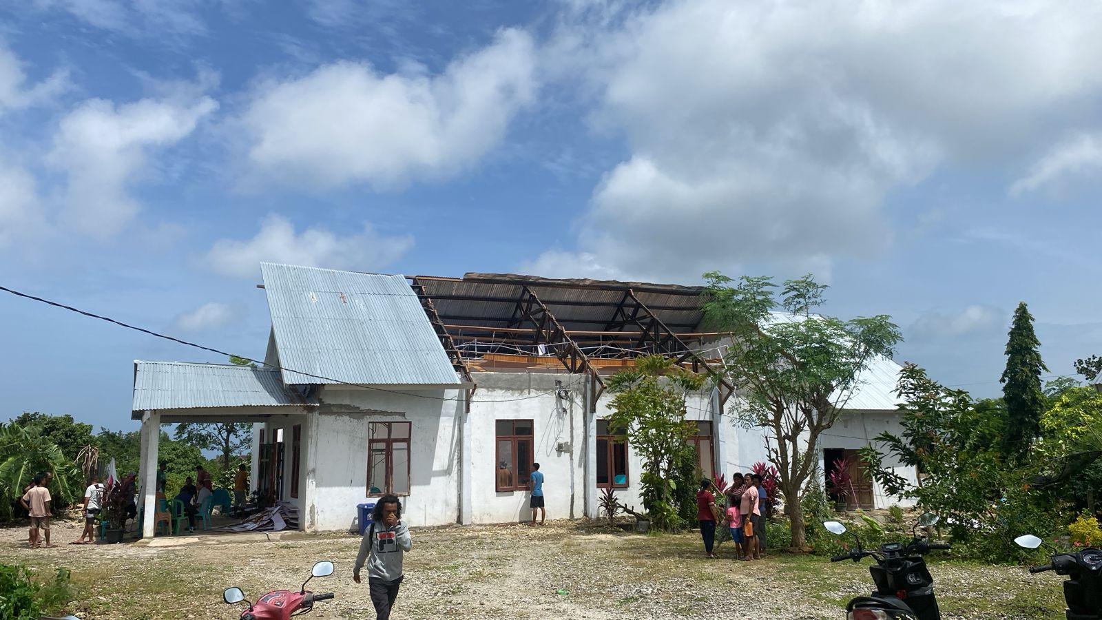 Salah-satu-gereja-di-Kelurahan-Belo-Gereja-GMIT-Jemaat-Yegar-Sahaduta-yang-mengalami-kerusakan.jpg