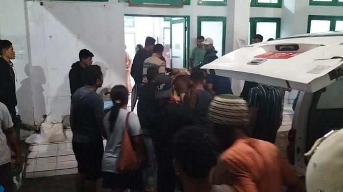 Salah-satu-korban-longsor-di-Desa-Wolotopo-Kecamatan-Ndona-saat-tiba-di-IGD-RSUD-Ende.jpg