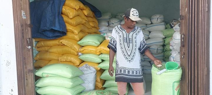 Salah-satu-pedagang-beras-di-Pasar-Borong-Manggarai-Timur.jpg