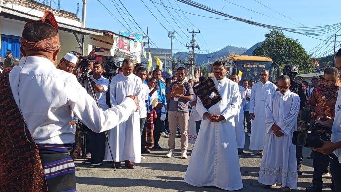 Suara Kanis Bata Bergetar Saat Menyapa Mgr Paul Budi Kleden Secara Adat di Depan Patung Marilonga