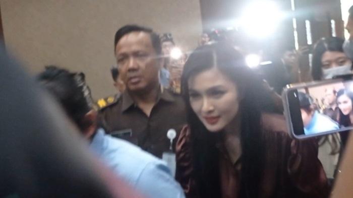 Sandra Dewi Jadi Saksi yang Kedua Kalinya, Istri Harvey Moeis Hadir Bawa Koper