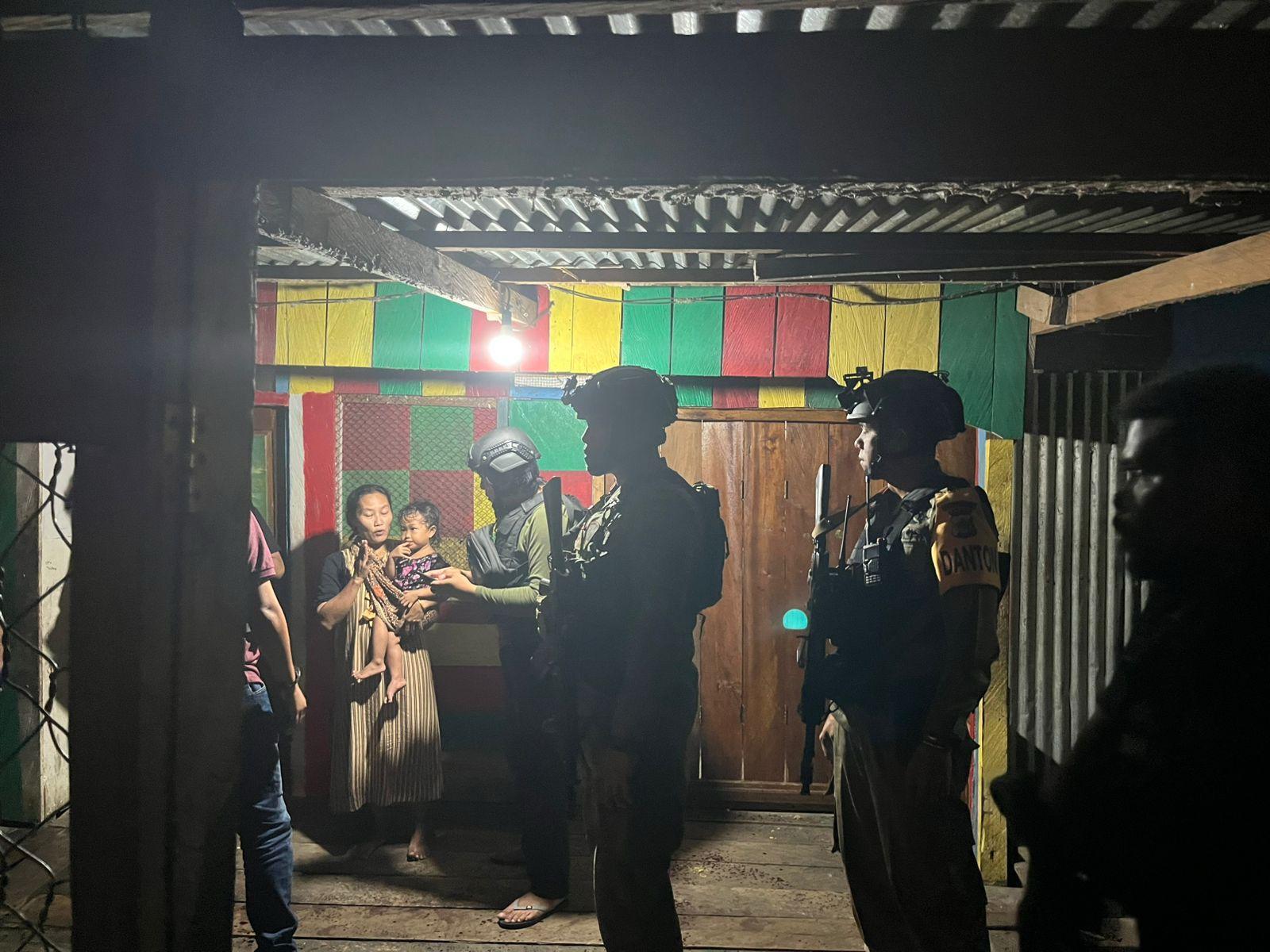 Satgas-Damai-Cartenz-saat-melakukan-patroli-pasca-penyerangan-warga-sipil-oleh-KKB.jpg