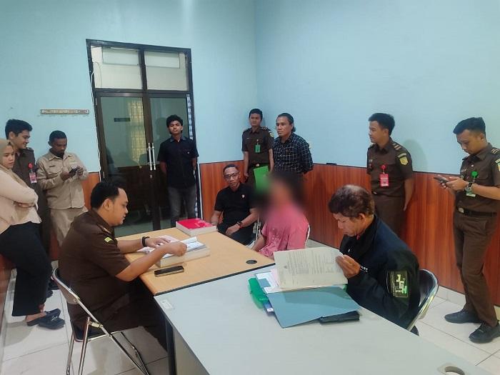 Satreskrim-Polres-Manggarai-Barat-menyerahkan-EU.jpg