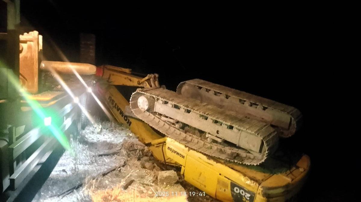 Rantai Pengikat Lepas, Ekskavator di Flores Timur Jatuh dari Tronton