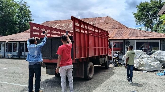 Satu-unit-mobil-truck-warna-merah-bersama-puluhan-jeriken-berisi-BBM-jenis-solar-subsidi.jpg