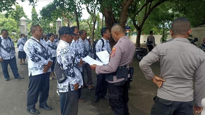 Buntut Penganiayaan Terhadap Damianus Dolu, Puluhan Guru PGRI Datangi Polres Lembata
