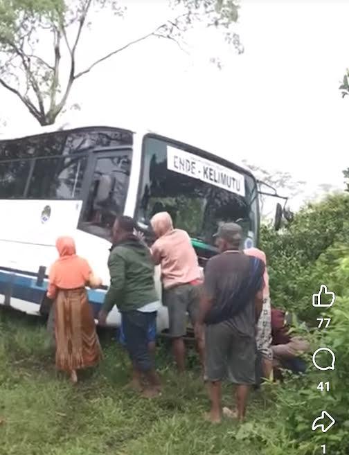 Sebuah-bus-DAMRI-jurusan-Ende-Kelimutu-Pemo-tergelincir.jpg