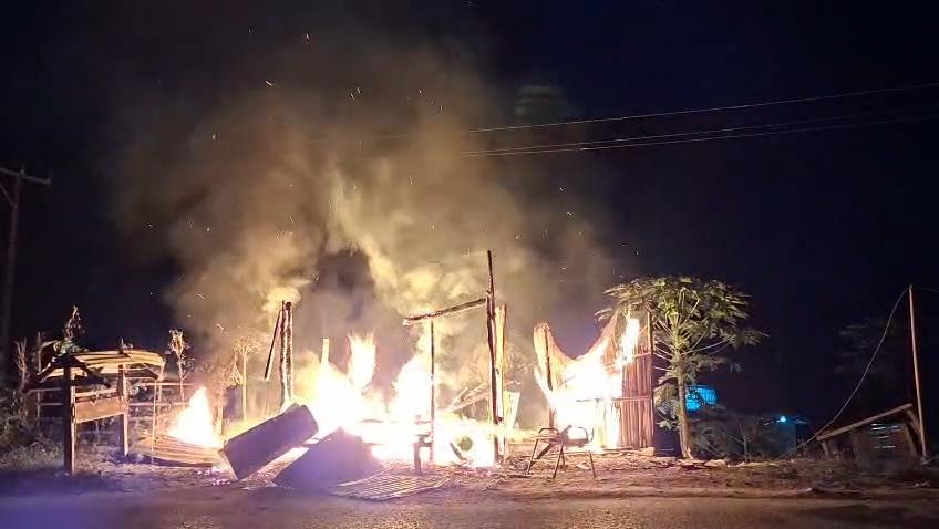 Sebuah-kios-terbakar-di-Kelurahan-Temu-Kecamatan-Kanatang-Sumba-Timur.jpg