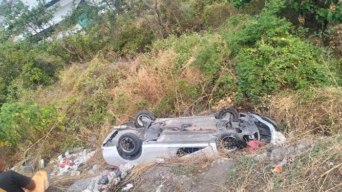 Mobil Pikap Suzuki Carry Terbalik dan Masuk ke Areal Rumah Warga Depan RS Siloam Kupang