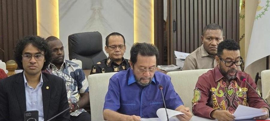 Sejumlah-anggota-DPD-asal-Papua-menyampaikan-sikap-terkait-tragedi-Sinak-Kabupaten-Puncak.jpg