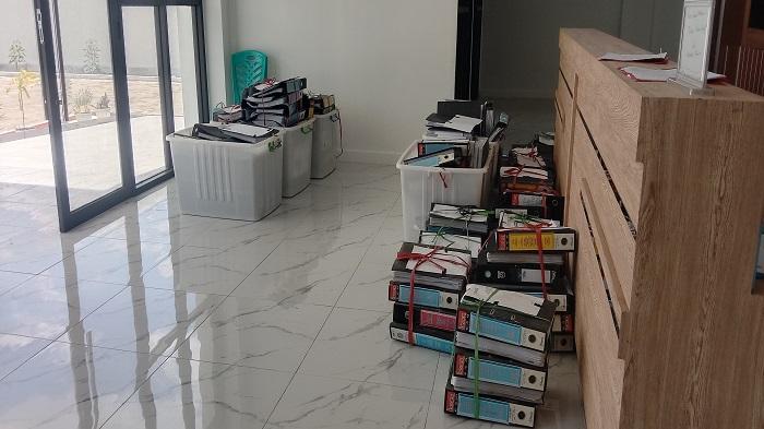 Sejumlah-berkas-atau-dokumen-menumpuk-di-lobi-ruangan-Kantor-KPU-TTU.jpg