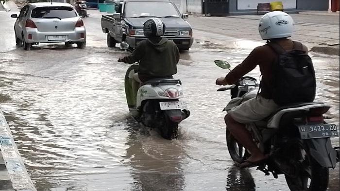 Pengendara Keluhkan Genangan Air di Tengah Jalan depan SDI Bertingkat Kelapa Lima 2