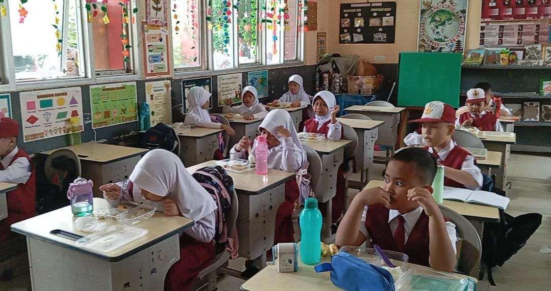 Sejumlah-siswa-sekolah-dasar-di-Palembang-sedang-menikmati-makanan-MBG.jpg