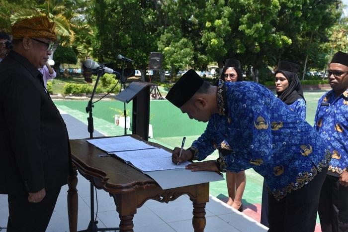 Sekretaris-Daerah-Kota-Kupang-Fahrensy-Funay-mengambil-sumpah.jpg