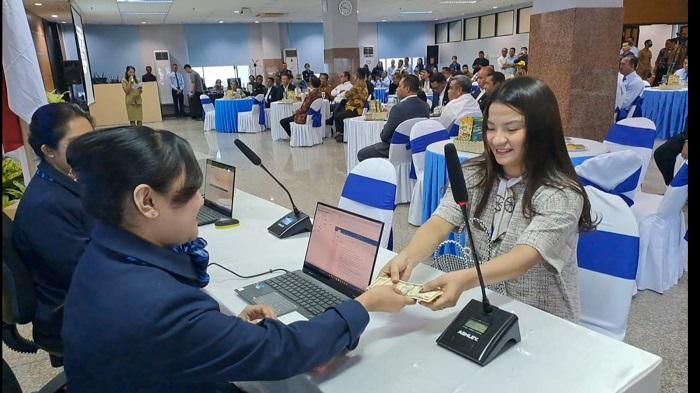 Seorang-nasabah-melakukan-demo-transaksi-valas-dalam-launching-Bank-Devisa.jpg