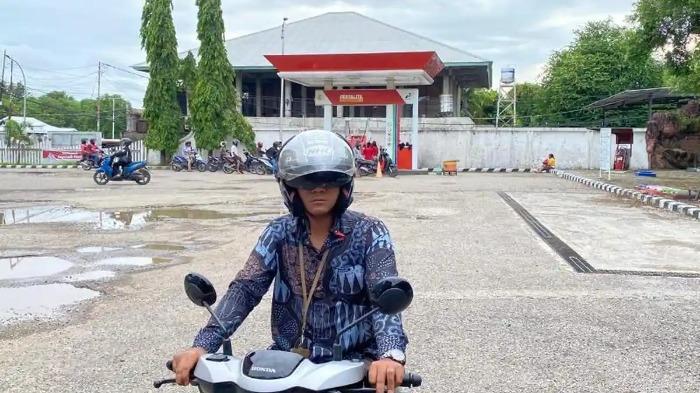 Seorang-pengguna-kendaraan-bermotor-ketika-ditemui-di-SPBU-di-KM-10-Oesapa.jpg