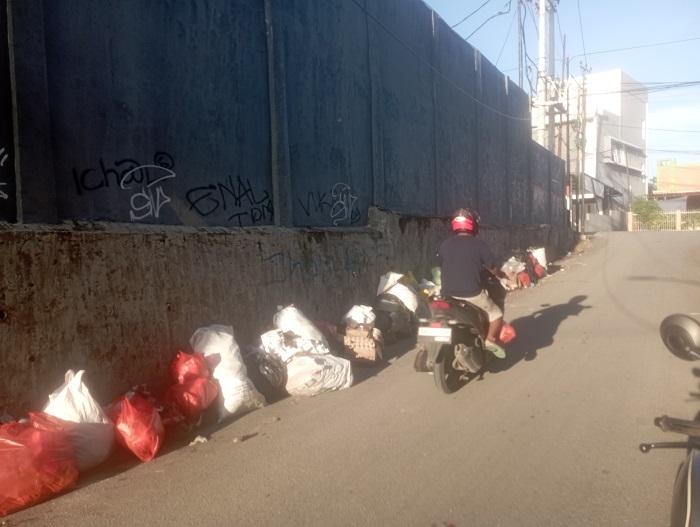 Minim TPS di Kelurahan TDM, Kantong Sampah dari Warga Dibiarkan Menumpuk Berhari-hari di Jalan